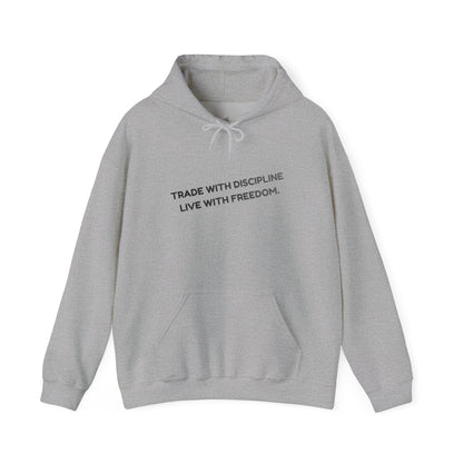 Sudadera con Capucha — "Opera con Disciplina, Vive con Libertad" Pullover Motivacional Minimalista